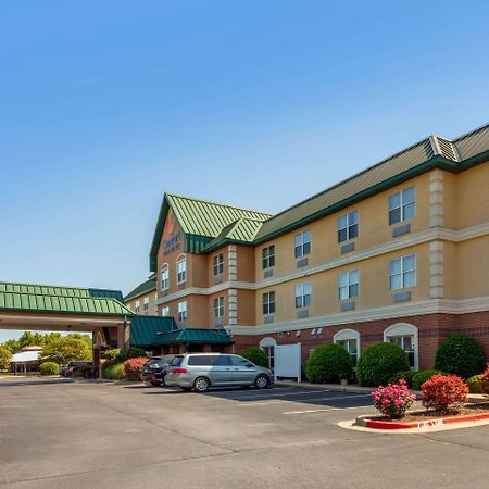 Comfort Inn & Suites Fayetteville-University Area Buitenkant foto