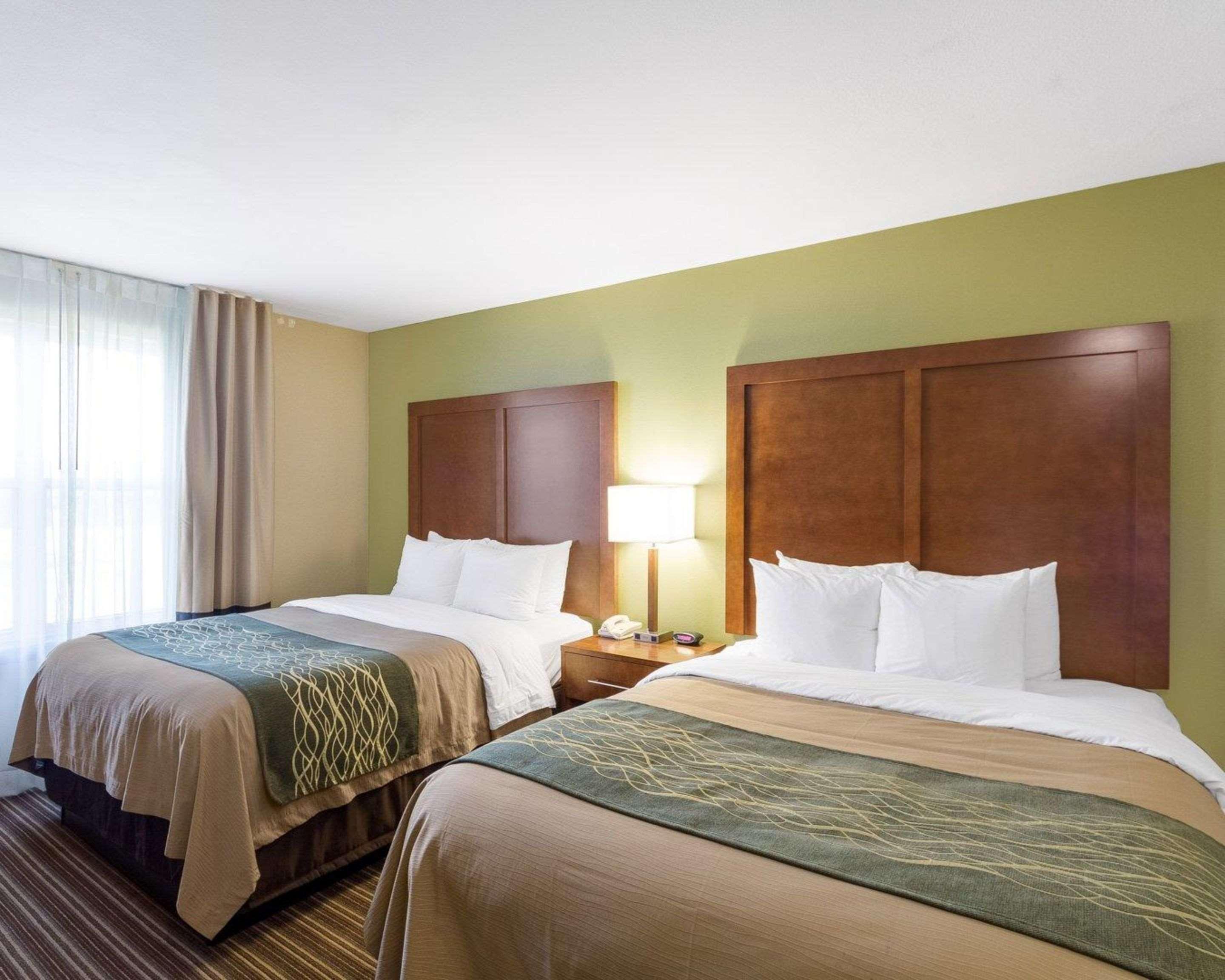 Comfort Inn & Suites Fayetteville-University Area Buitenkant foto