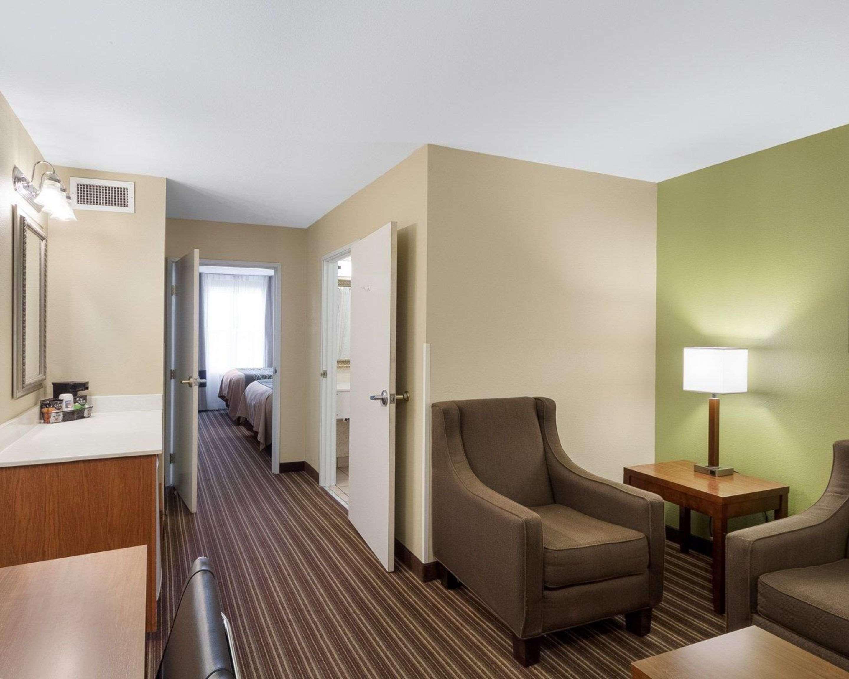 Comfort Inn & Suites Fayetteville-University Area Buitenkant foto