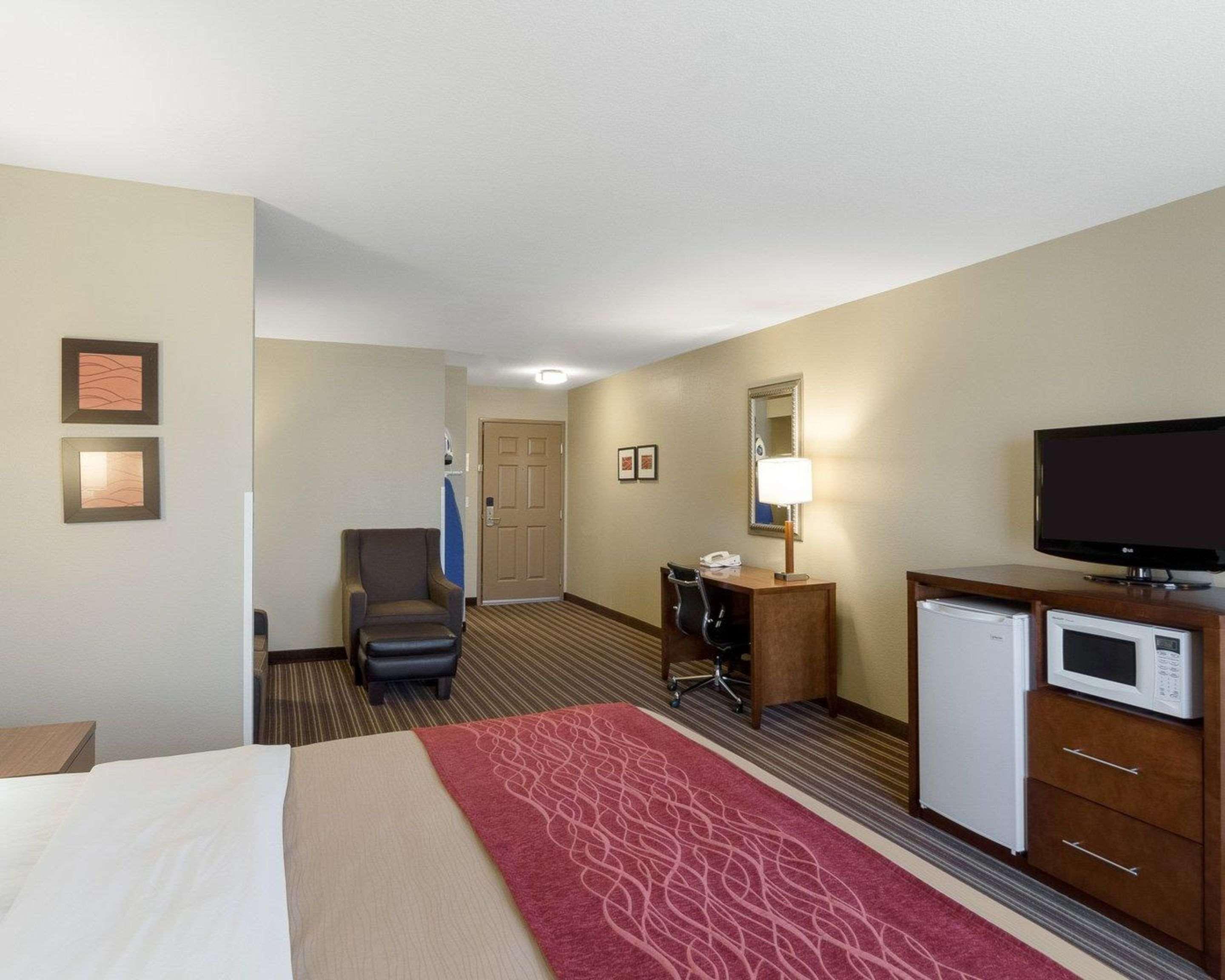 Comfort Inn & Suites Fayetteville-University Area Buitenkant foto