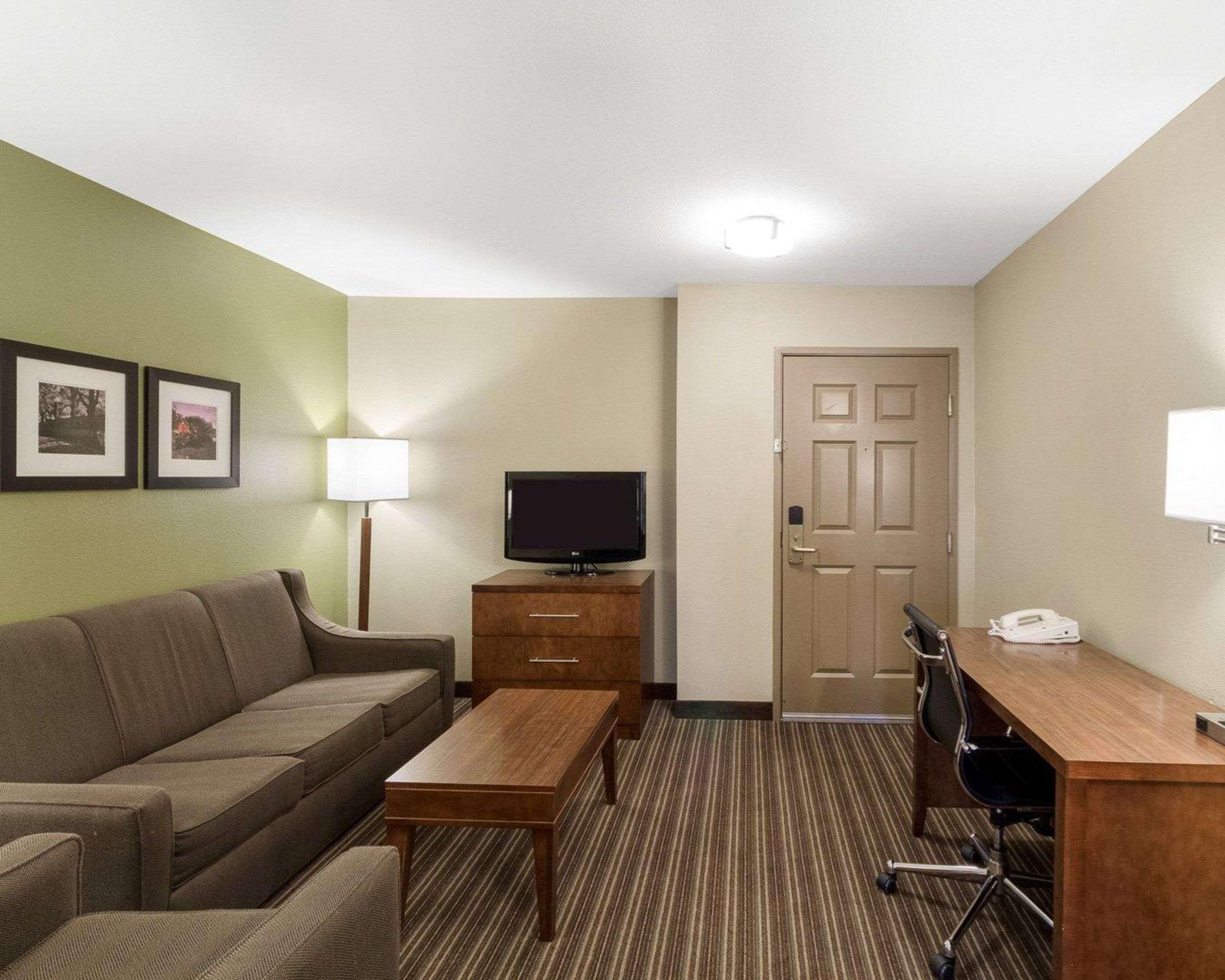 Comfort Inn & Suites Fayetteville-University Area Buitenkant foto