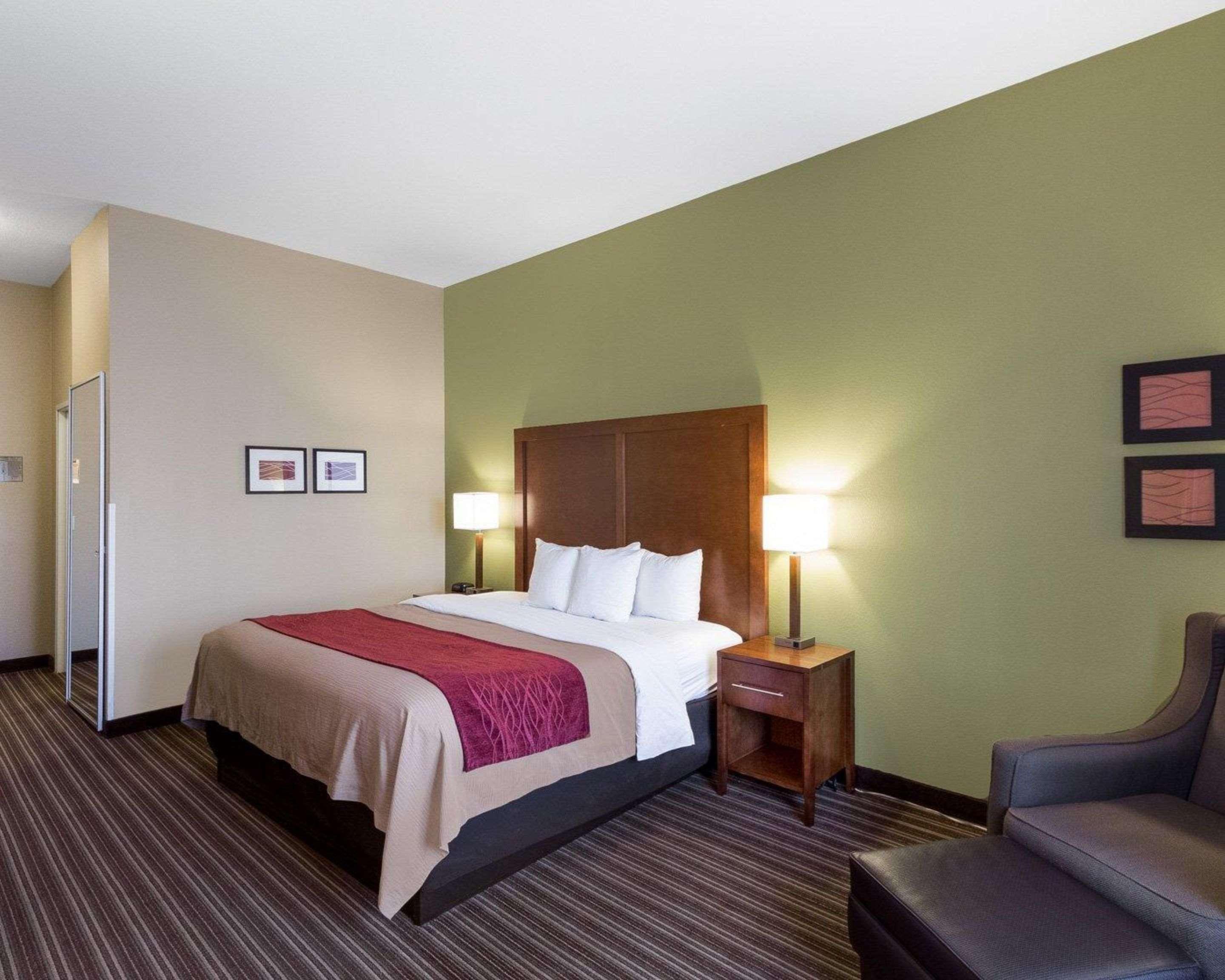 Comfort Inn & Suites Fayetteville-University Area Buitenkant foto