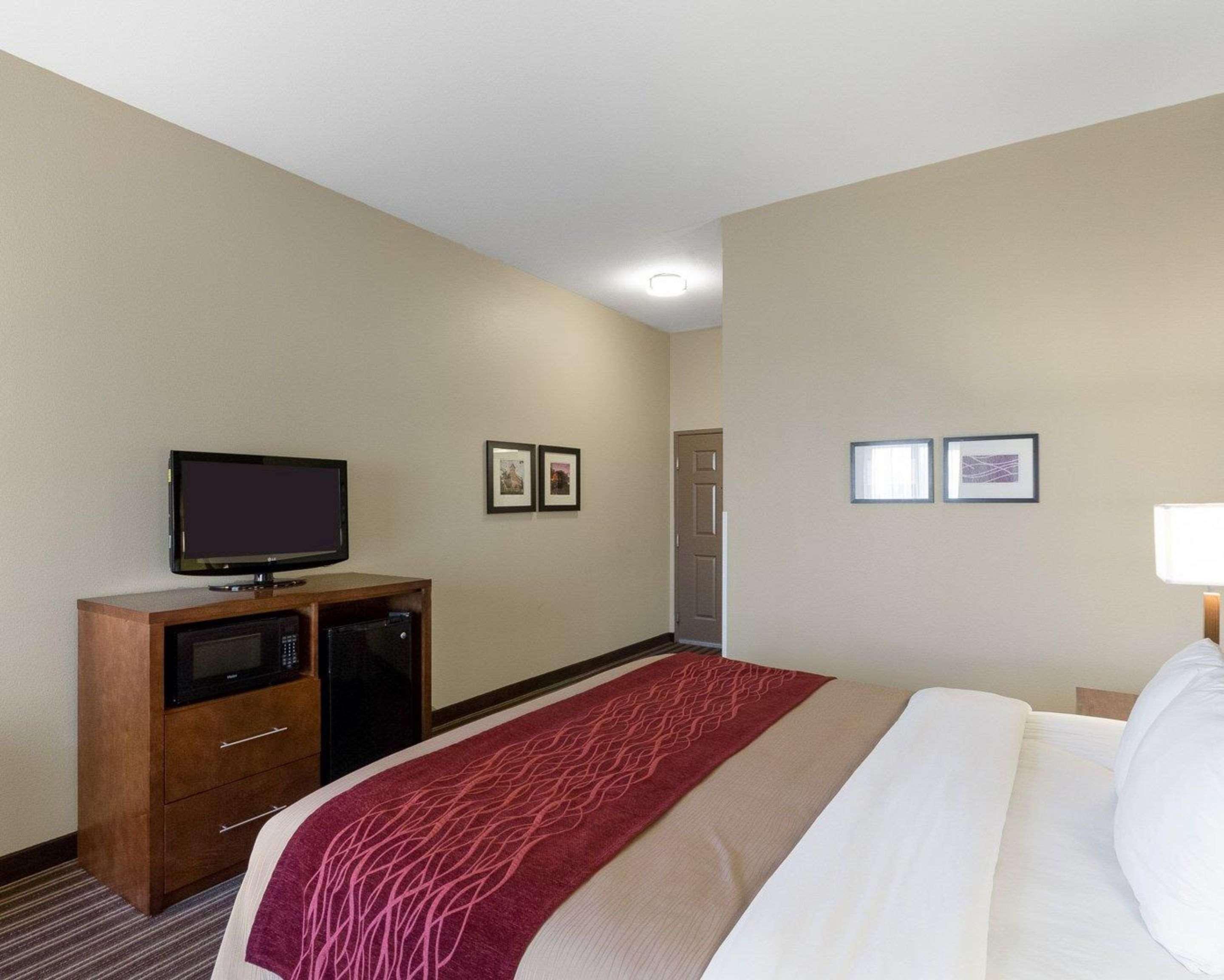Comfort Inn & Suites Fayetteville-University Area Buitenkant foto