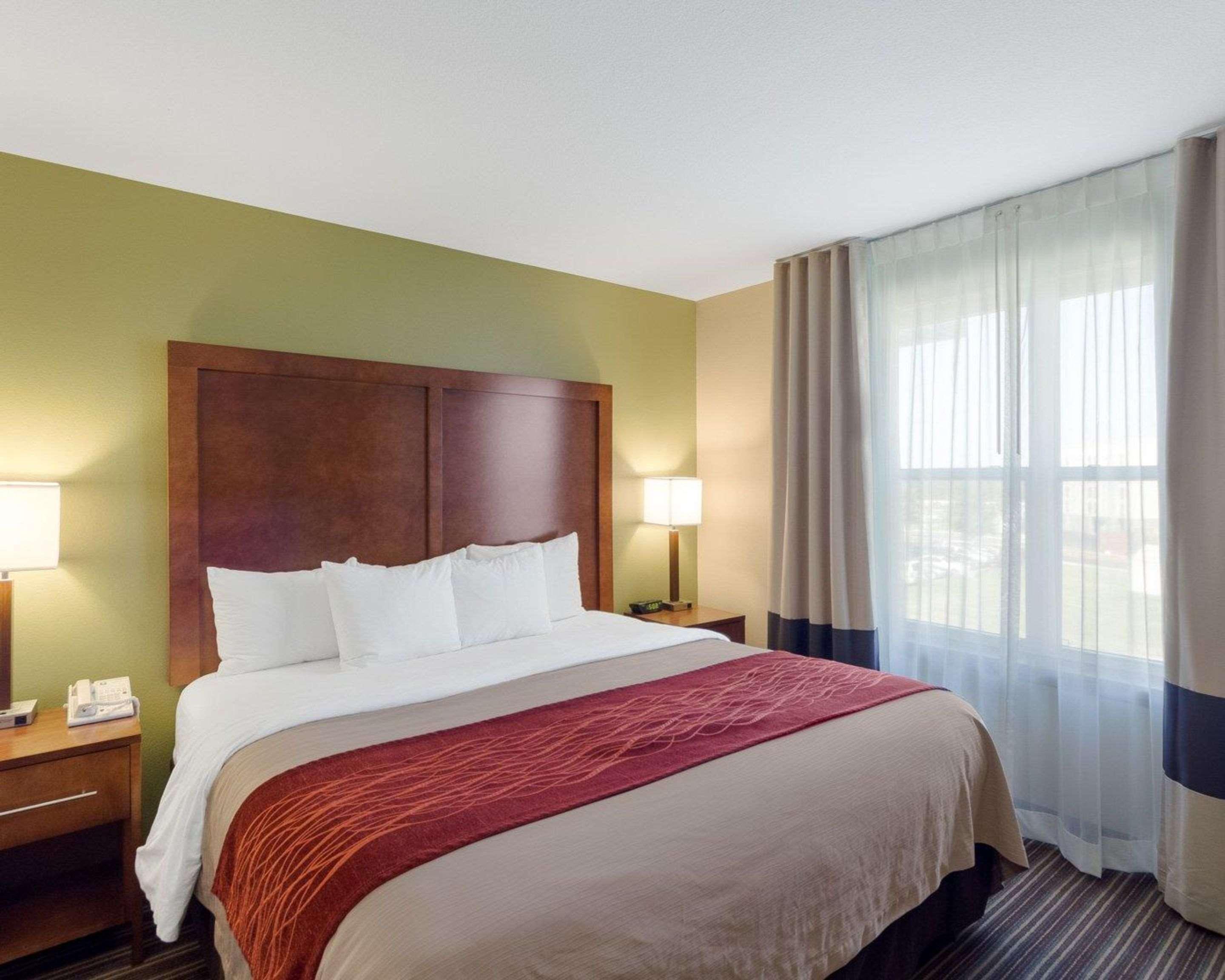 Comfort Inn & Suites Fayetteville-University Area Buitenkant foto