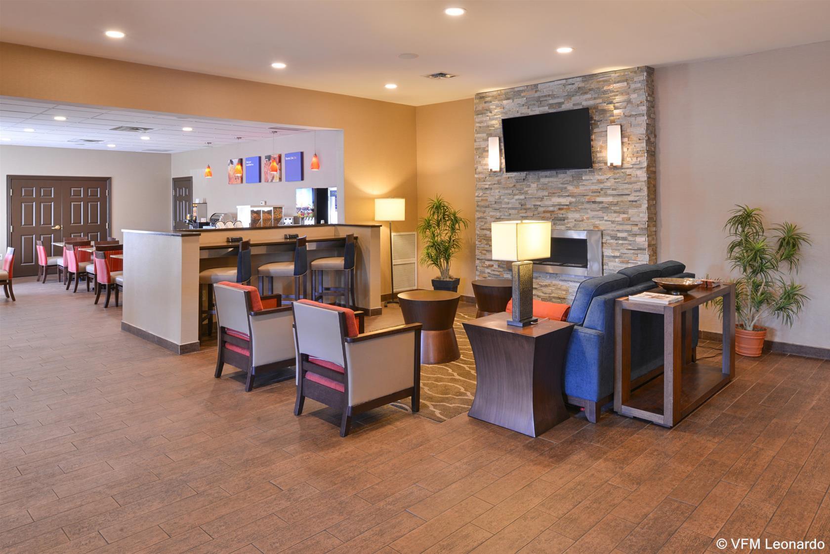 Comfort Inn & Suites Fayetteville-University Area Buitenkant foto