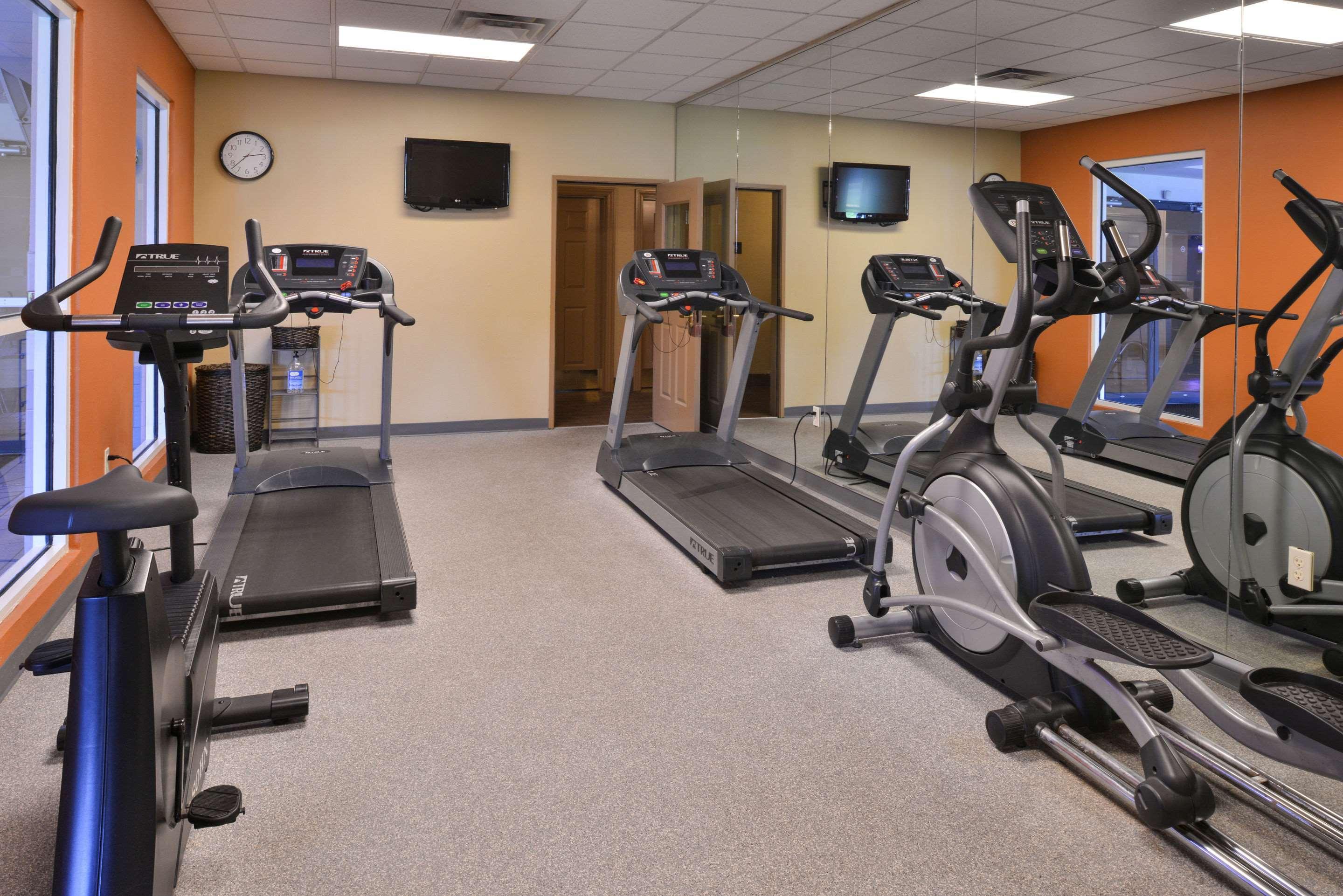 Comfort Inn & Suites Fayetteville-University Area Buitenkant foto