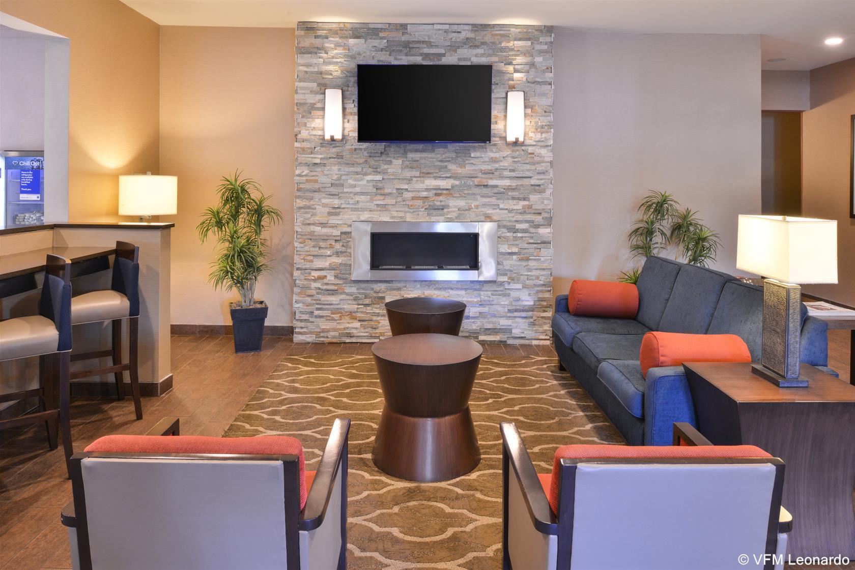 Comfort Inn & Suites Fayetteville-University Area Buitenkant foto