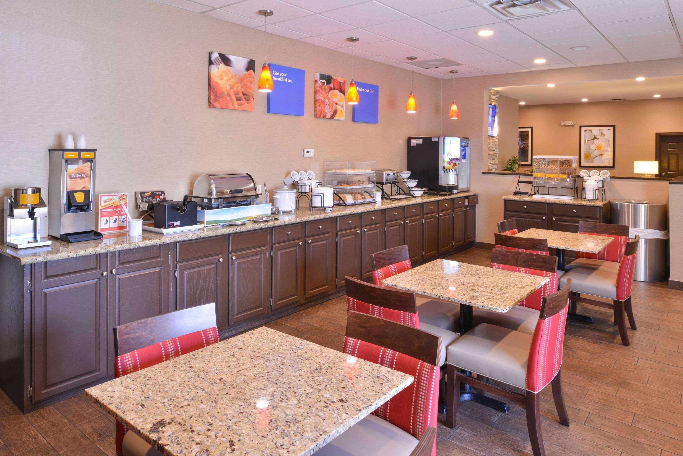 Comfort Inn & Suites Fayetteville-University Area Buitenkant foto
