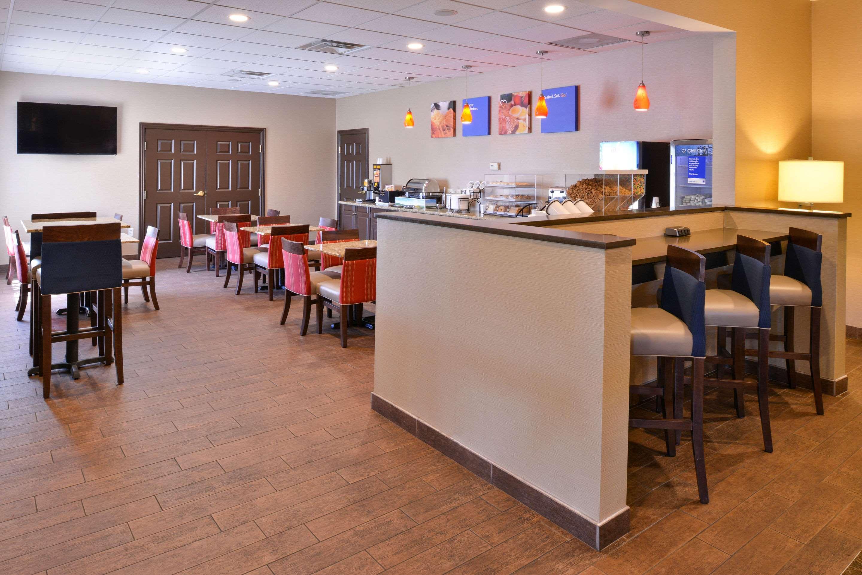 Comfort Inn & Suites Fayetteville-University Area Buitenkant foto