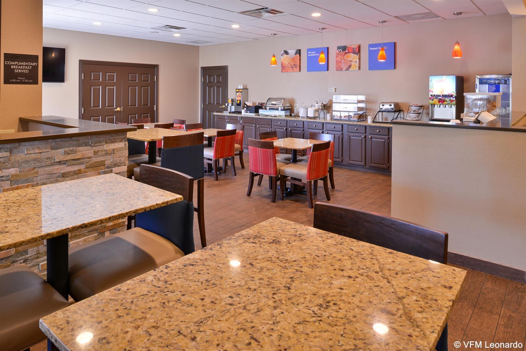 Comfort Inn & Suites Fayetteville-University Area Buitenkant foto