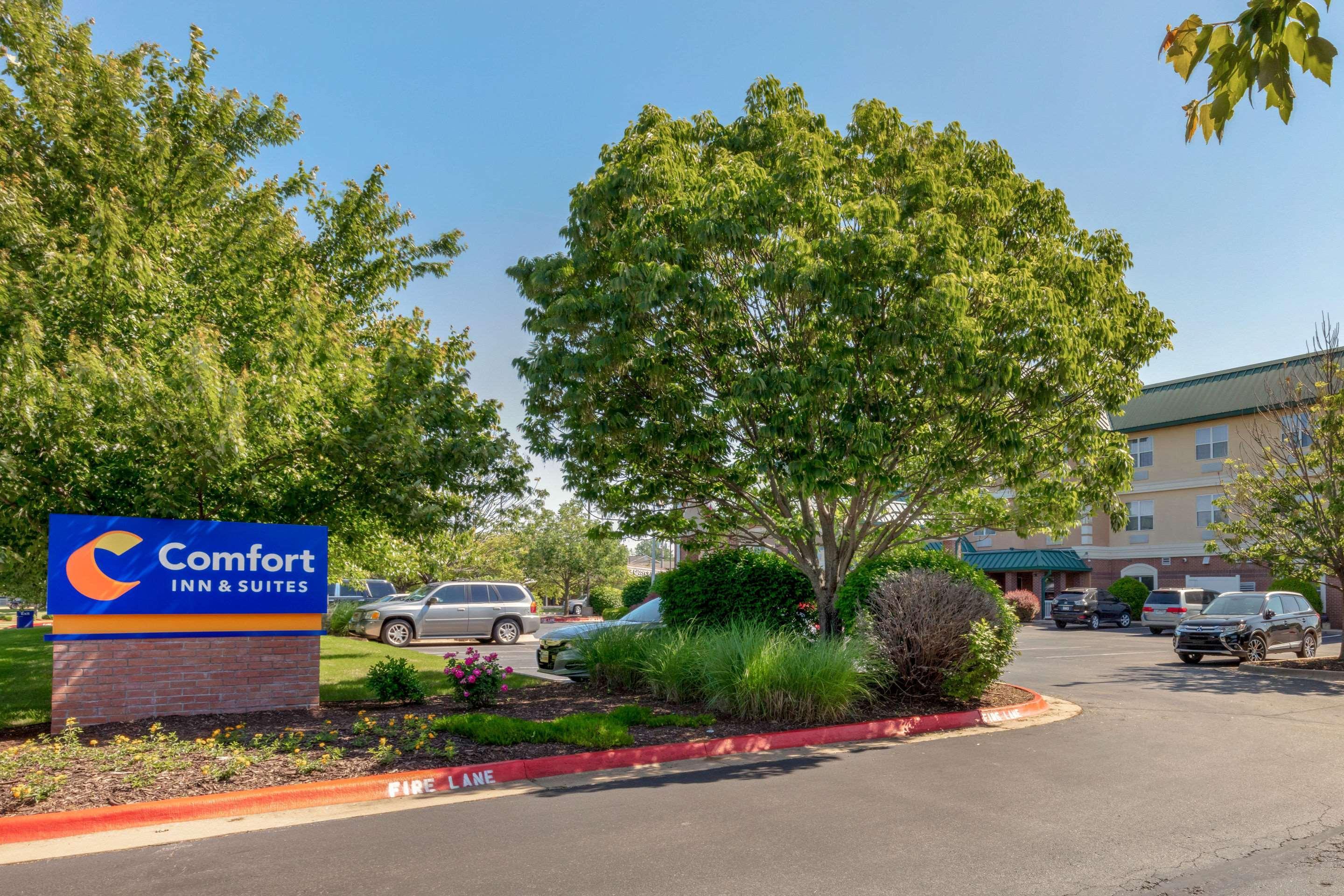 Comfort Inn & Suites Fayetteville-University Area Buitenkant foto
