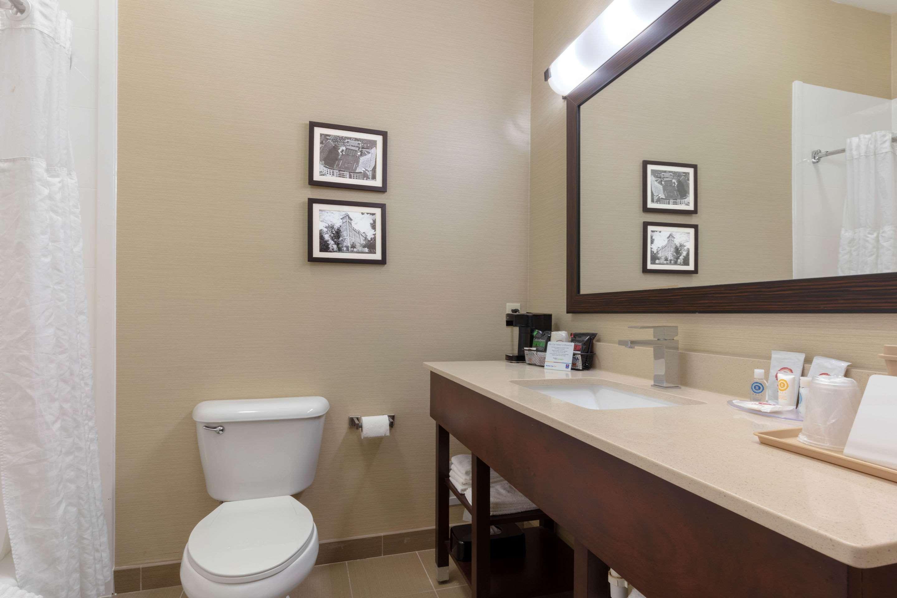 Comfort Inn & Suites Fayetteville-University Area Buitenkant foto