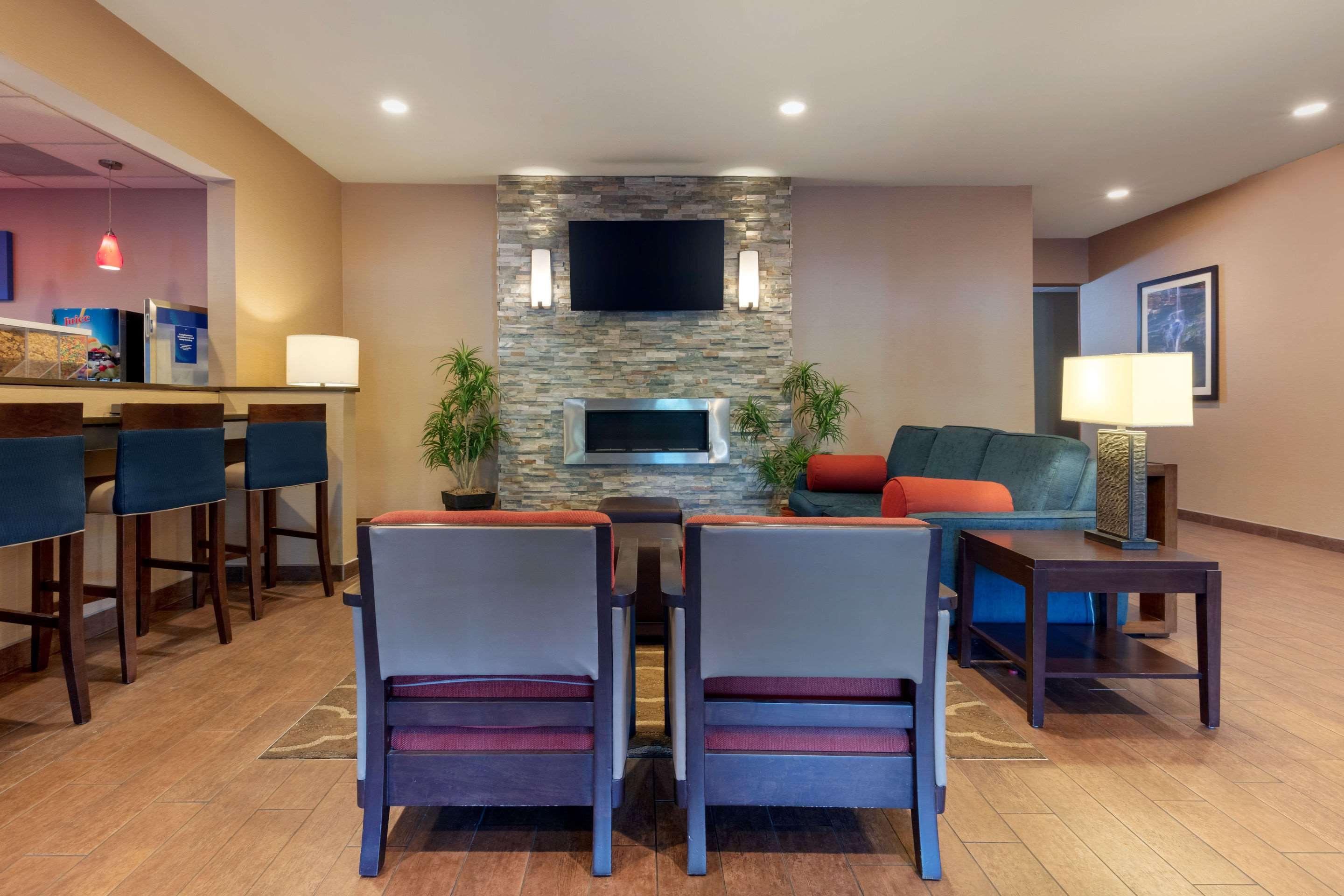 Comfort Inn & Suites Fayetteville-University Area Buitenkant foto