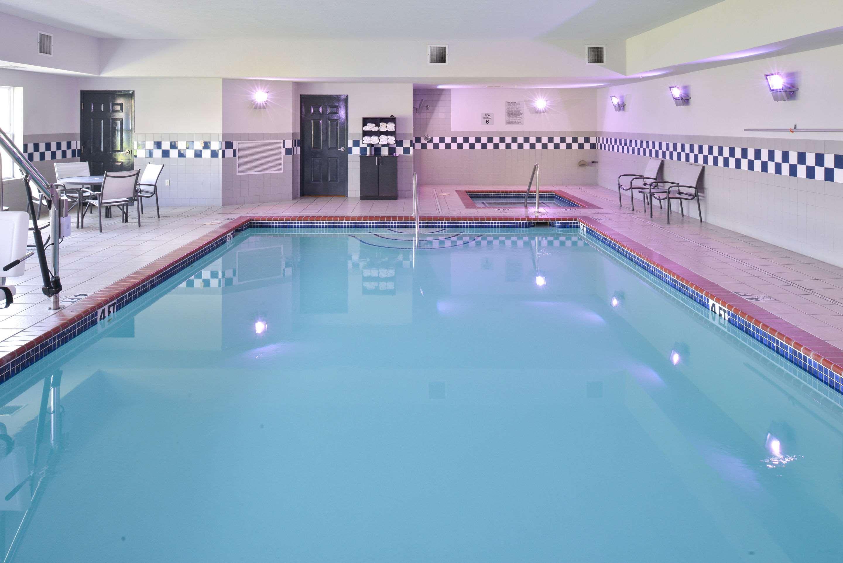 Comfort Inn & Suites Fayetteville-University Area Buitenkant foto