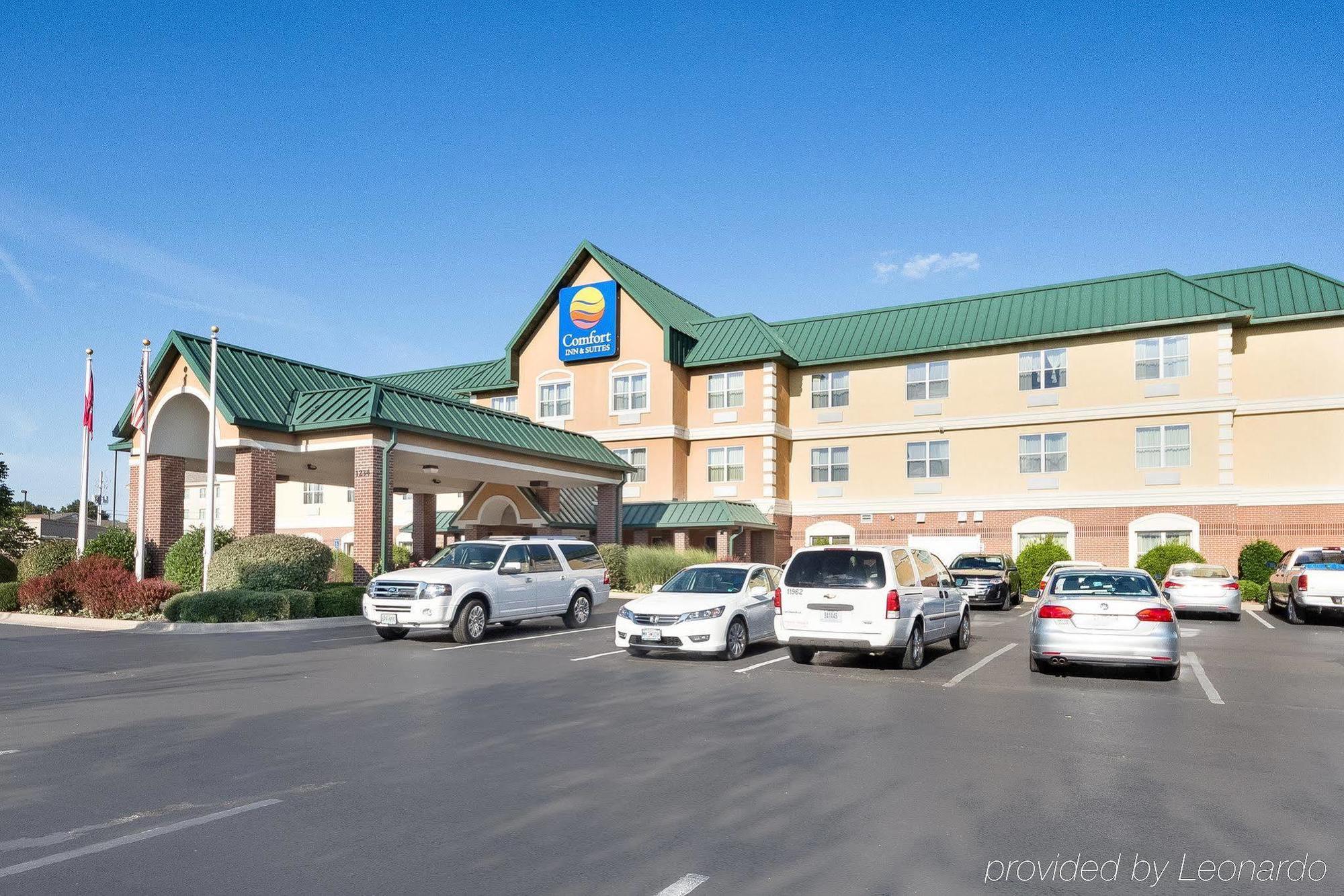 Comfort Inn & Suites Fayetteville-University Area Buitenkant foto