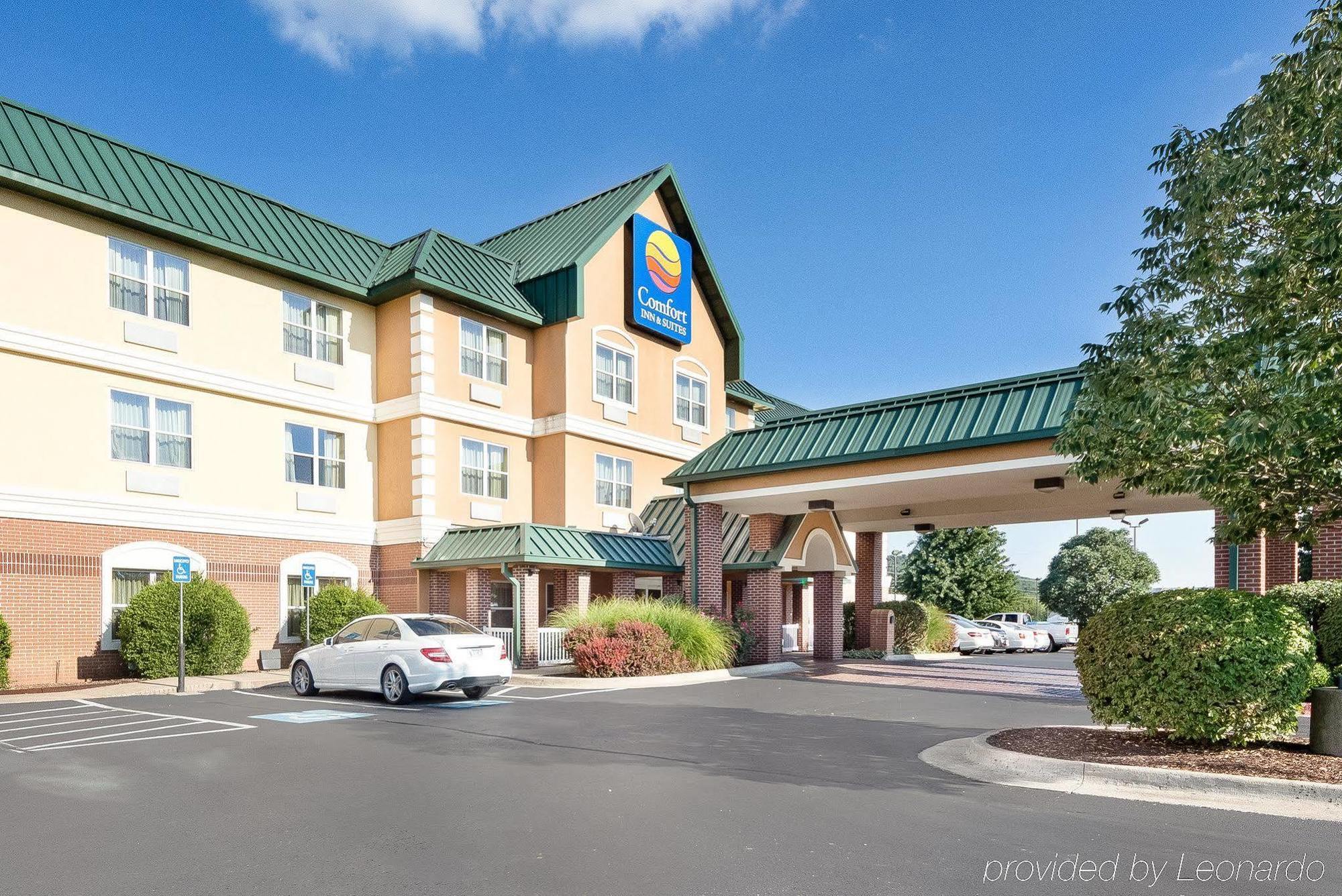 Comfort Inn & Suites Fayetteville-University Area Buitenkant foto