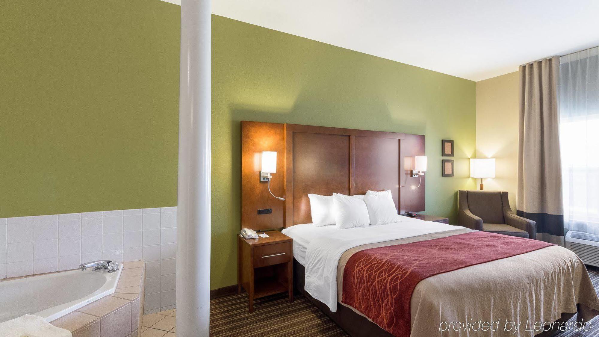 Comfort Inn & Suites Fayetteville-University Area Buitenkant foto
